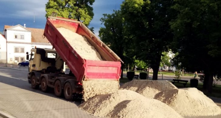 písek na náměstí pro beachvolejbal.jpg